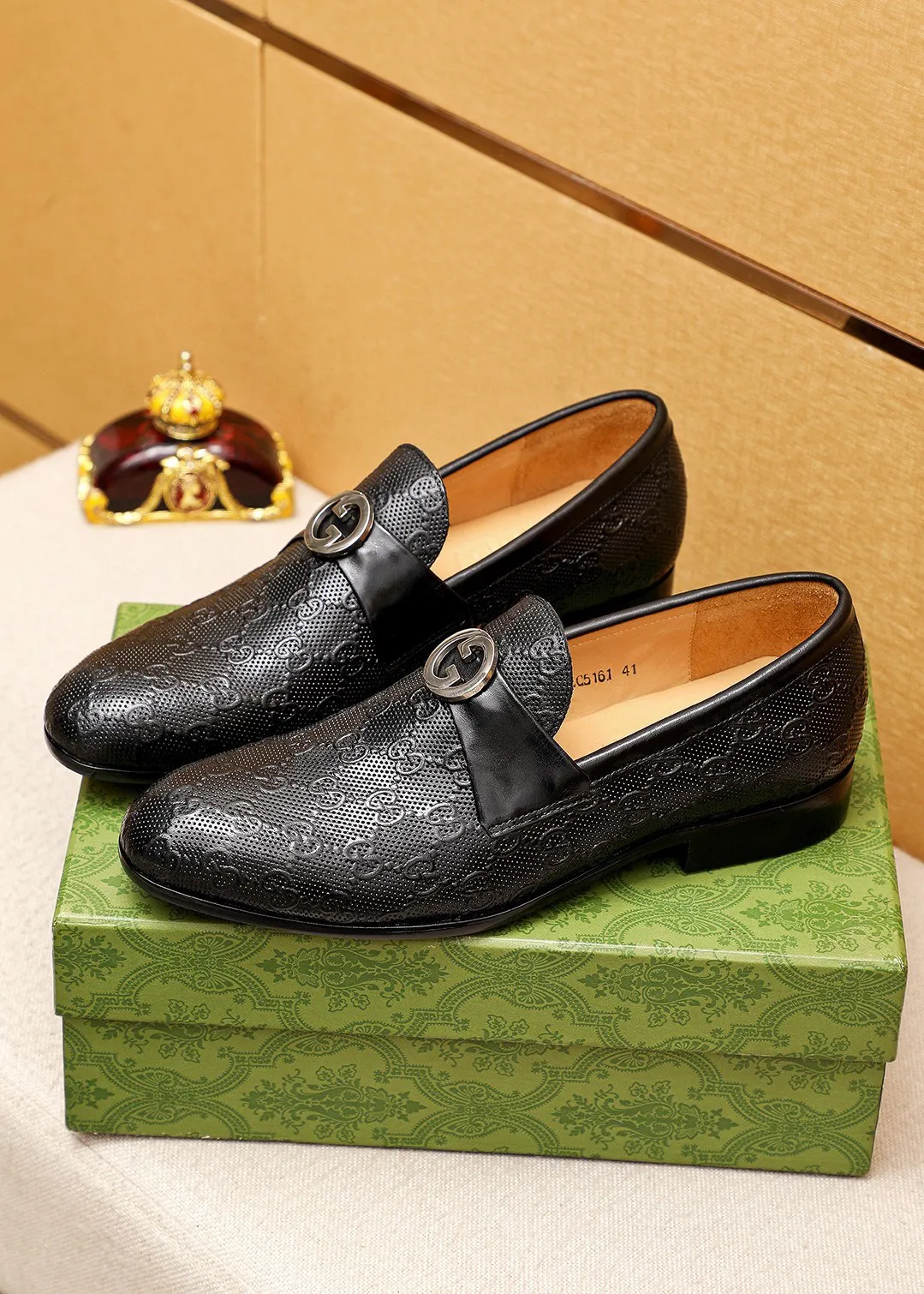 Men's shoes 💰462 💐 Product trademark: GUCCI "Gucci" casual leather shoes Regular size: 38-44 (45.46.47🉑️customized) Product materials: Selected imported first-layer cowhide embossed upper + luxury hardware buckle, imported cowhide leather lining. Strong three-dimensional visual effect, original outsole color: 1⃣️color optional